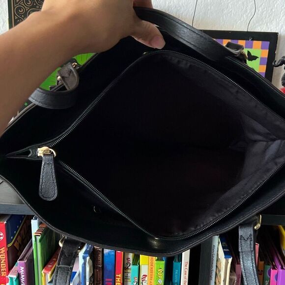 Liz Claiborne Black tote bag with gold zipper - Picture 6 of 6